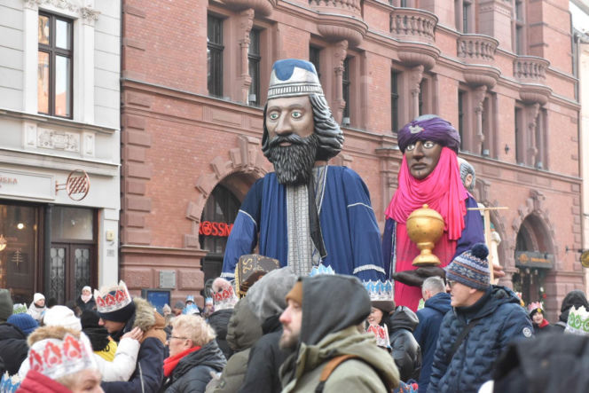Orszak Trzech Króli 2026 w Toruniu. Zdjęcia z samego serca starówki