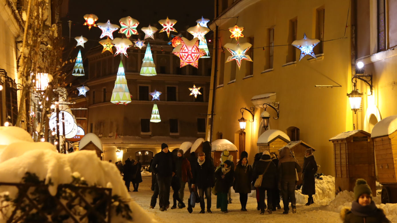 Lublin wieczorową porą. W mieście świąteczne ozdoby i hałdy śniegu. Zobacz zdjęcia!