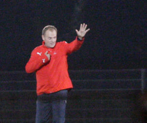 Donald Tusk gra w piłkę