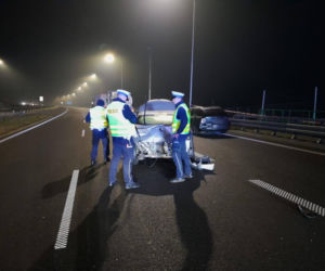 Karambol na S19. 18 aut rozbitych, 12 osób w szpitalu. Droga zablokowana całą noc