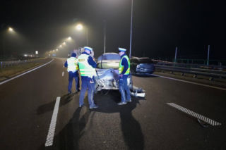 Karambol na S19. 18 aut rozbitych, 12 osób w szpitalu. Droga zablokowana całą noc