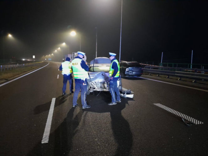 Karambol na S19. 18 aut rozbitych, 12 osób w szpitalu. Droga zablokowana całą noc