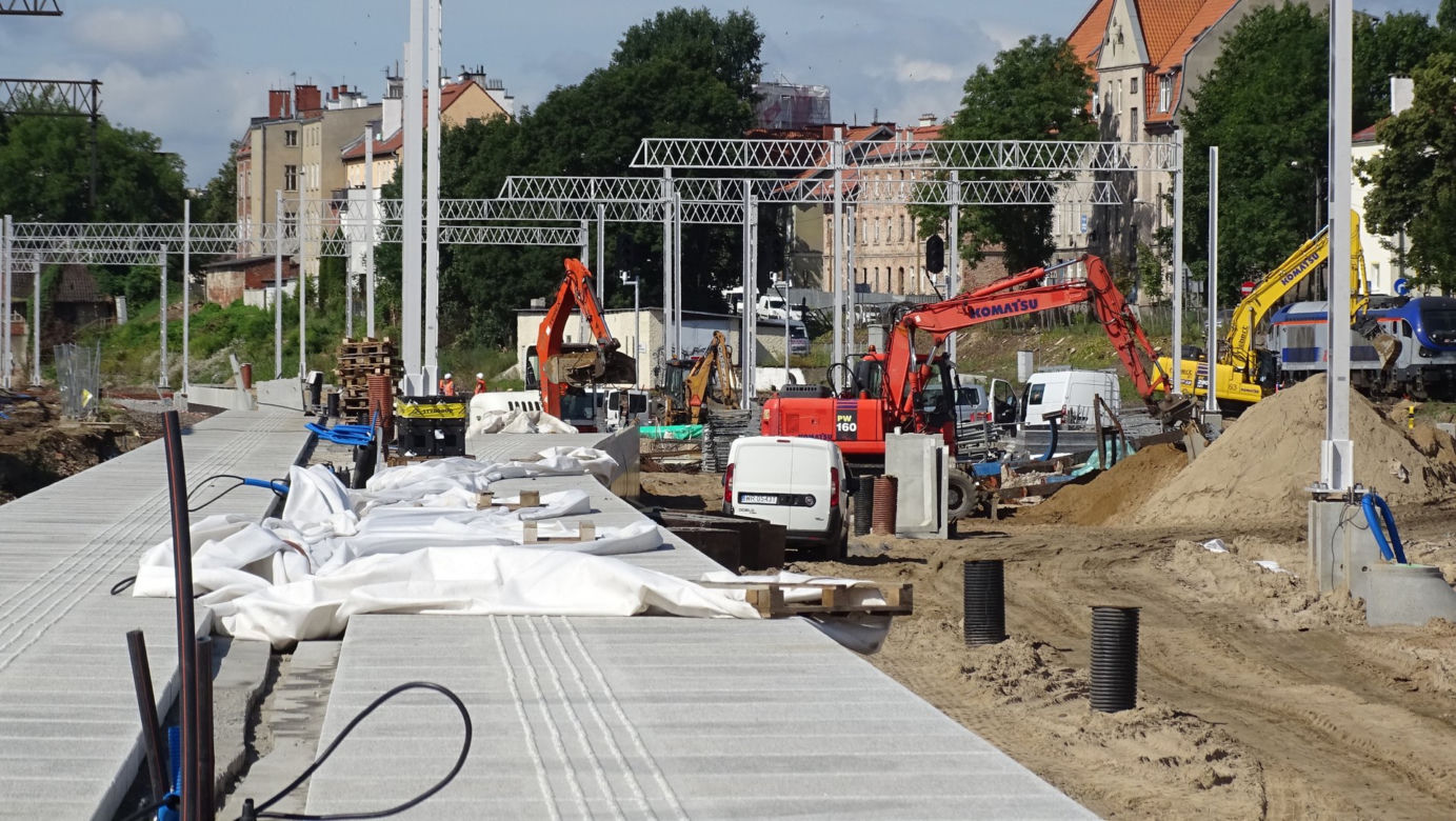 Tak zmienia się stacja PKP Olsztyn Główny. Rośnie konstrukcja nowego peronu, przybywa nowych torów [ZDJĘCIA]