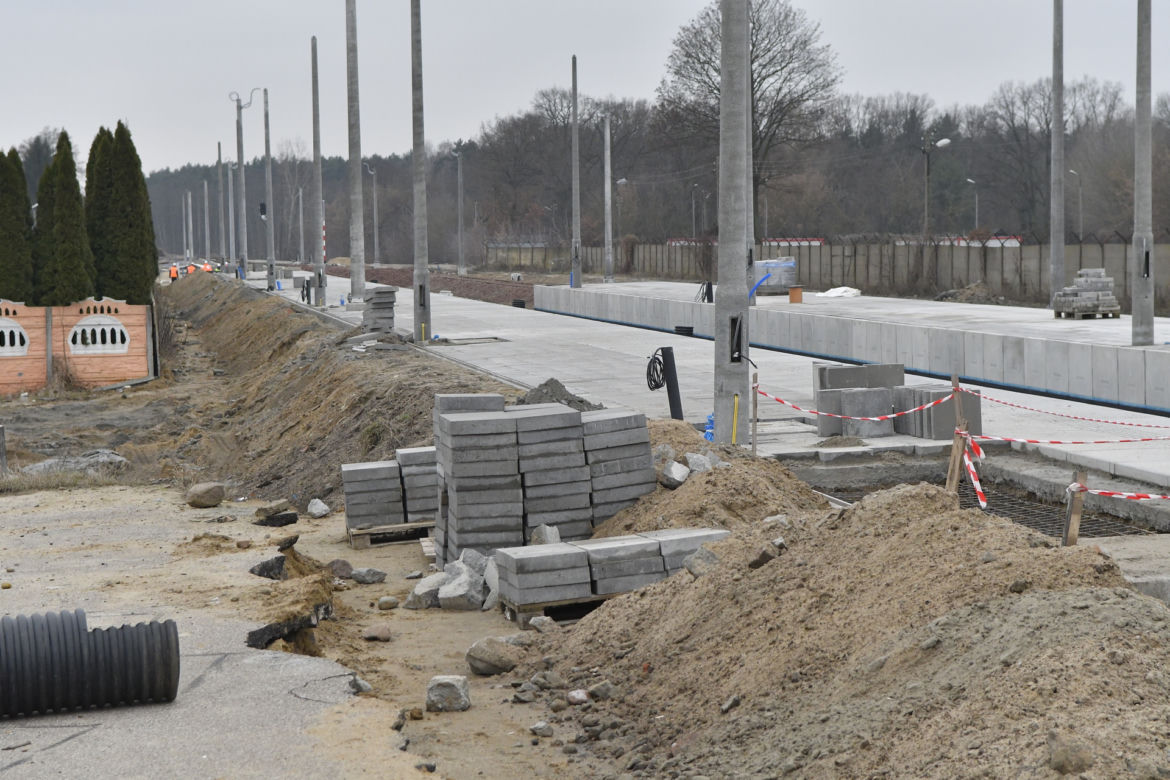 Kolejarze wznowili prace nad budową trasy do Zegrza. Dotarła brakująca geowłóknina