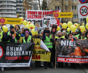 Protest ws. wariantów S7 przed siedzibą oddziału GDDKIA w Krakowie