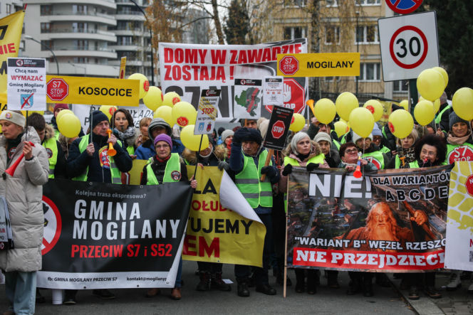 Protest ws. wariantów S7 przed siedzibą oddziału GDDKIA w Krakowie