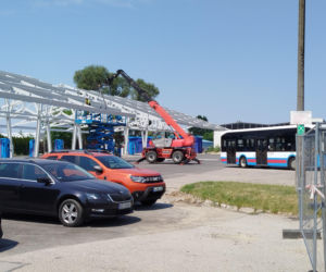 Na terenie MPK w Siedlcach powstaje już wiata dla autobusów elektrycznych. Ogromna konstrukcja robi wrażenie!