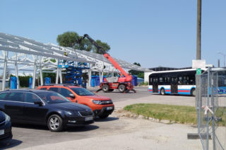 Na terenie MPK w Siedlcach powstaje już wiata dla autobusów elektrycznych. Ogromna konstrukcja robi wrażenie!