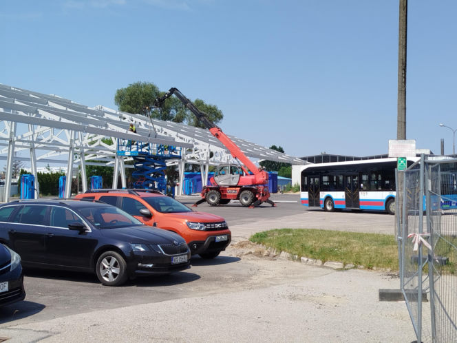 Na terenie MPK w Siedlcach powstaje już wiata dla autobusów elektrycznych. Ogromna konstrukcja robi wrażenie!