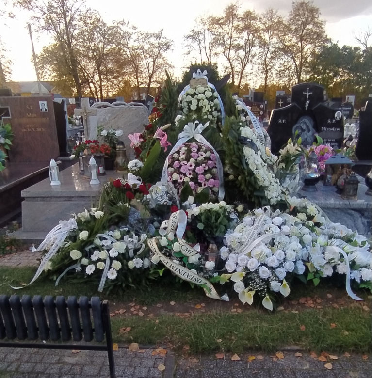 Białe róże okryły grób pięknej Wiktorii. Morze łez po śmierci 25-latki z Łochowa