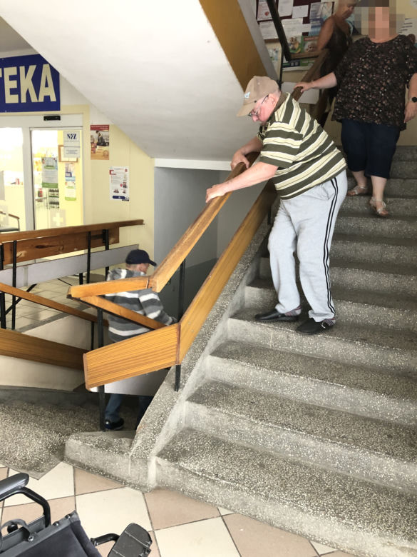 Pacjenci czołgają się po schodach