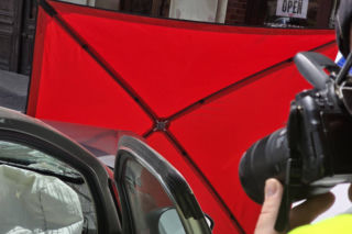 Samochód wbił się w ścianę kamienicy, kobieta zginęła. Pieszy cudem uniknął śmierci! [WIDEO]