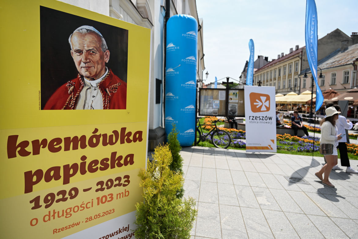 Gigantyczna kremówka w Rzeszowie gotowa. Porcji wystarczy dla każdego!
