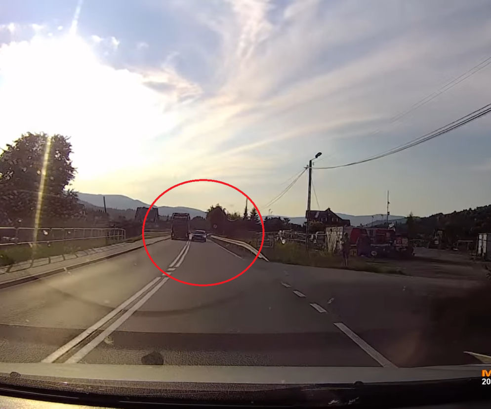 Pirat drogowy z Małopolski sieje postrach wyprzedzając na czołówkę. Internauci poszukują kierowcy [WIDEO]