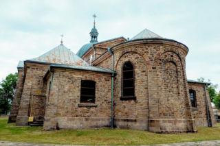 Leży obok Kielc, kiedyś słynęło z kuźnic. To jedno z zapomnianych miasteczek w Świętokrzyskiem