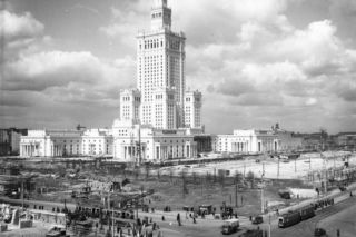 Tragedia w Pałacu Kultury i Nauki. Zginęli młodzi budowlańcy [WIDEO]