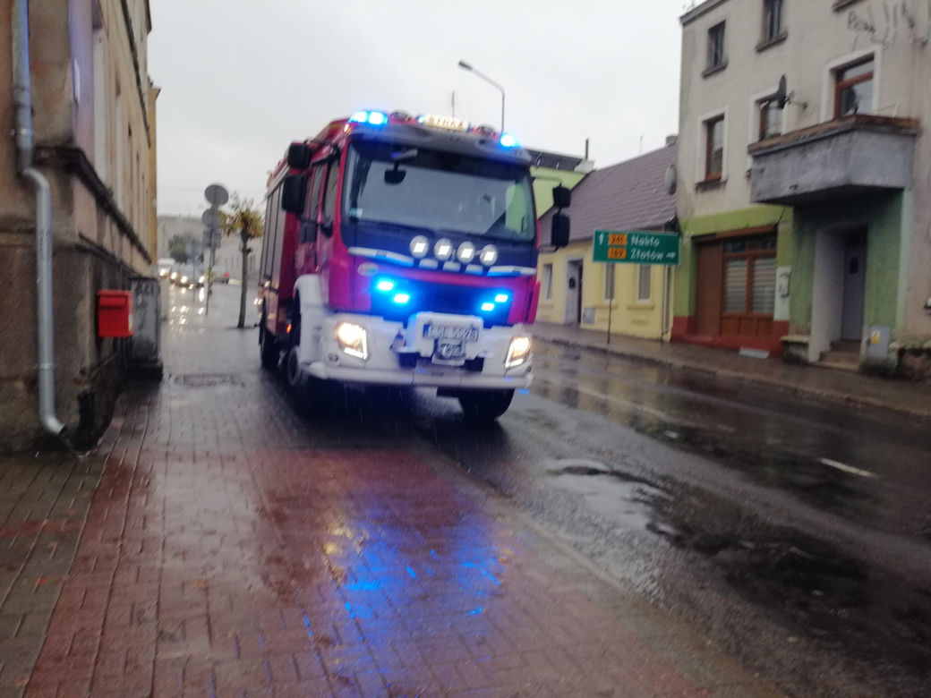Potrącenie na pasach w Więcborku! Osobówka uderzyła w przechodzącą seniorkę [ZDJĘCIA]
