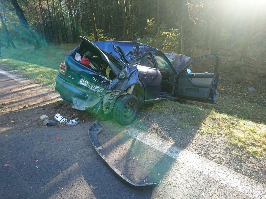 Wypadek na DK 8. Kierowca tyłem auta uderzył w drzewo. Dwie osoby w szpitalu