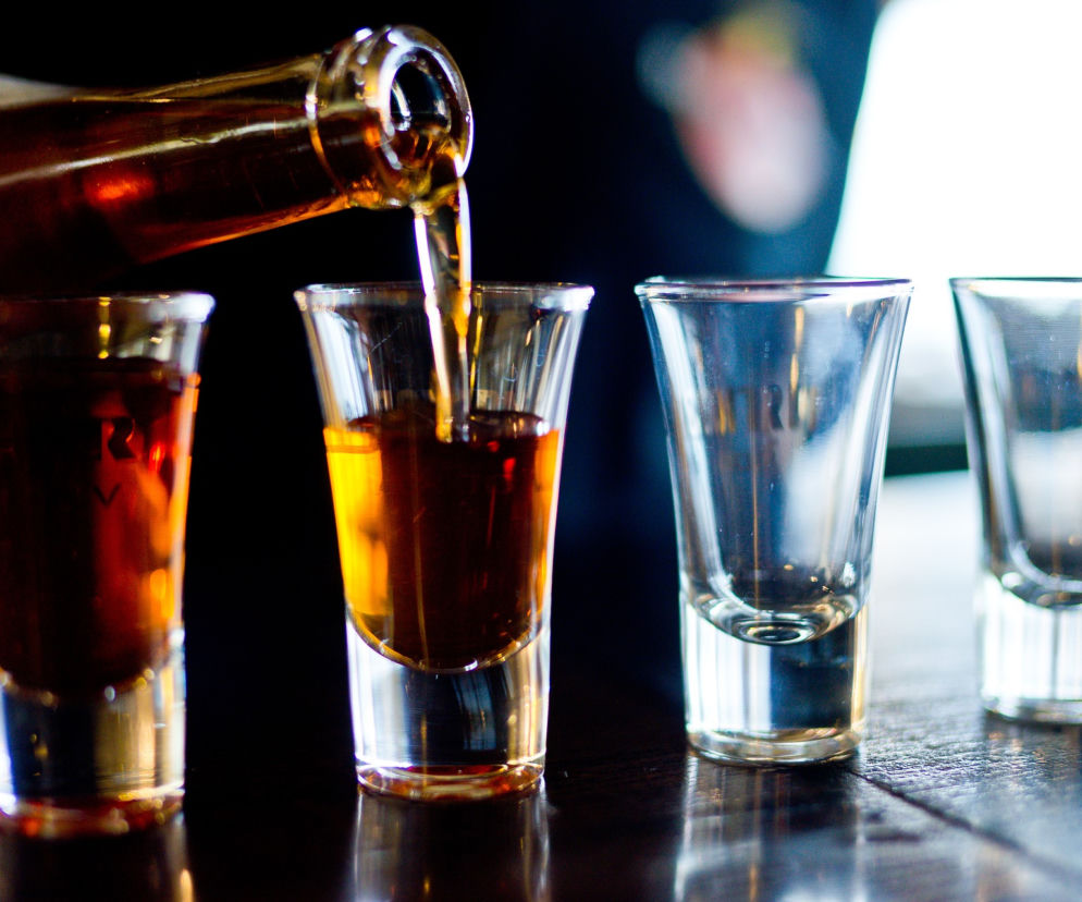 Pijana matka zasnęła w restauracji, 6-letnia córka poszła sama do domu