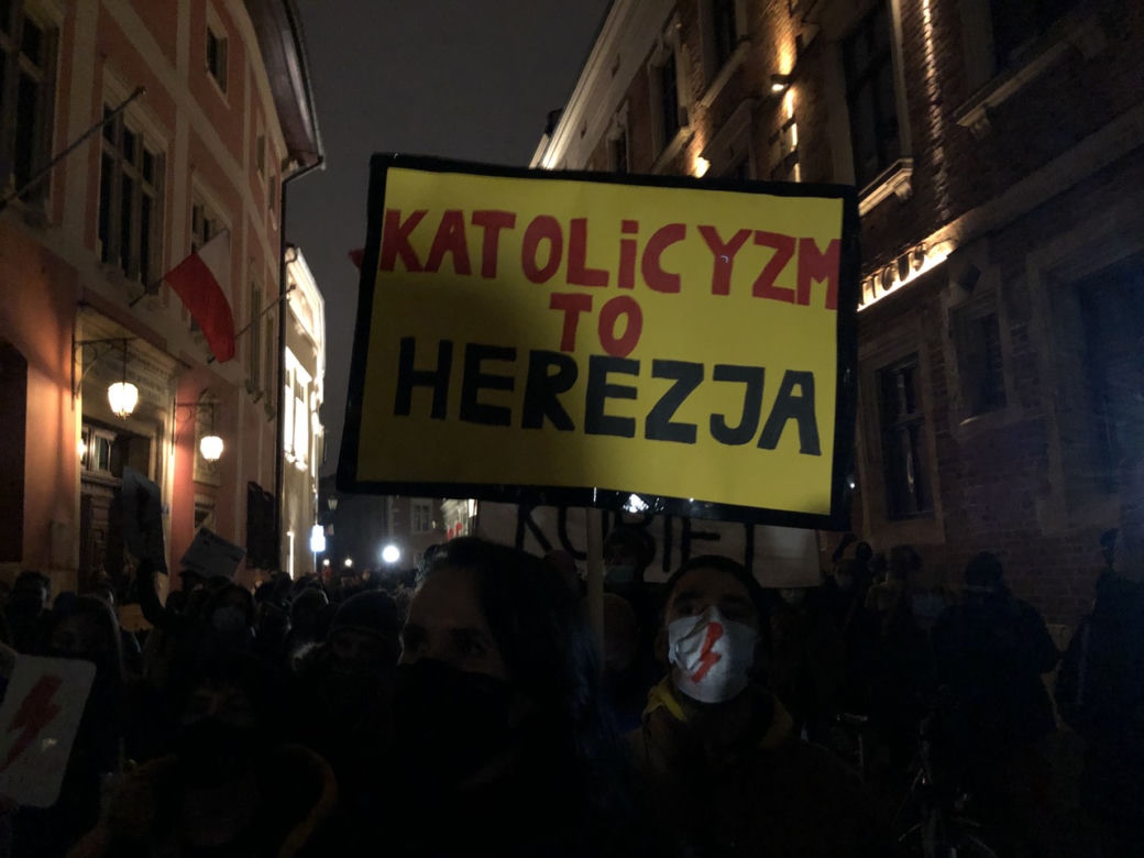 Protest przeciwko kardynałowi Stanisławowi Dziwiszowi w Krakowie