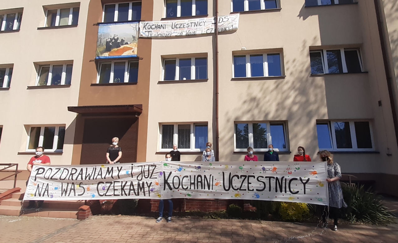 Na banerze można przeczytać: „Tęsknimy za Wami i czekamy” 