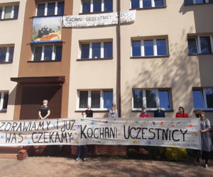 Na banerze można przeczytać: „Tęsknimy za Wami i czekamy” 