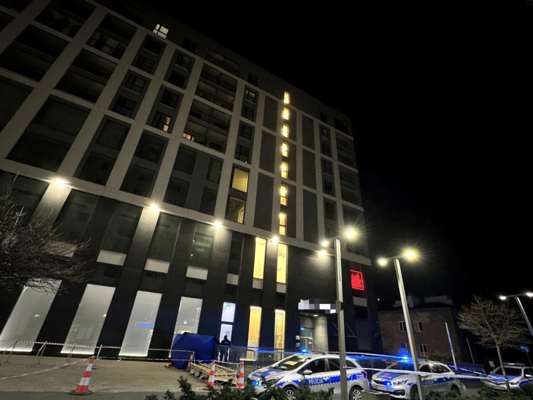 Dramat przy rondzie Wiatraczna. Na chodniku znaleziono ciało młodej kobiety