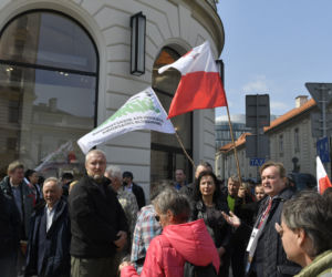Niezależny prezydent II RP. Tajemnicza manifestacja na Krakowskim Przedmieściu [ZDJĘCIA] 