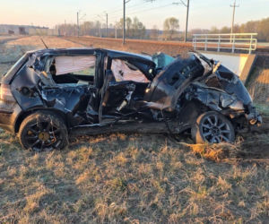 Kierowca staranował rogatki i uciekł. Pociąg wbił się w auto na torach