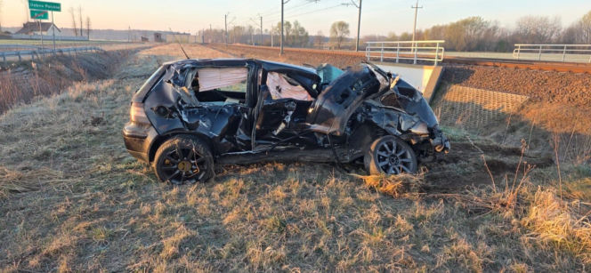 Kierowca staranował rogatki i uciekł. Pociąg wbił się w auto na torach