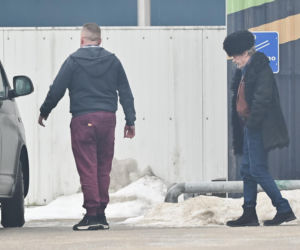 Daniel Olbrychski pali pod zakazem palenia