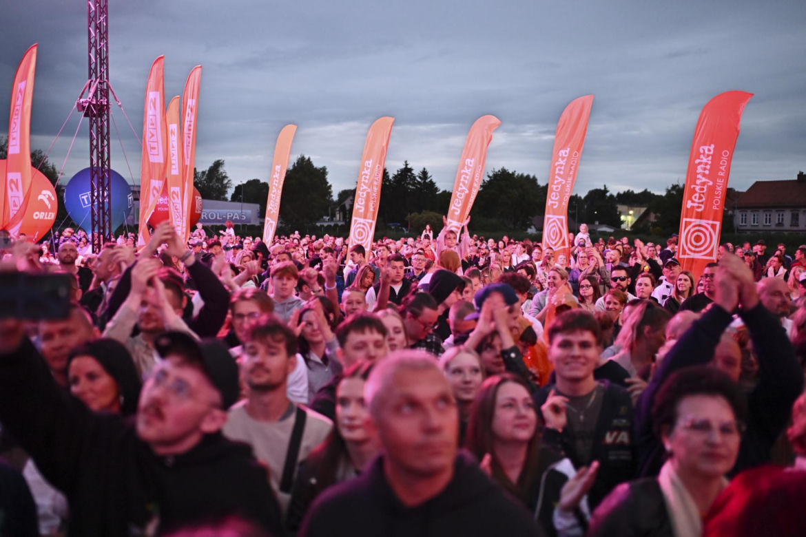 Wakacyjna Trasa Dwójki w Elblągu. Pogoda im niestraszna. Tłumy na koncertach!