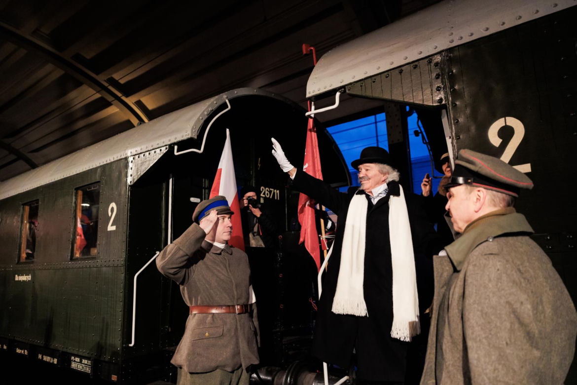 Paderewski przybył do Poznania; tłum mieszkańców na inscenizacji przyjazdu kompozytora do stolicy Wielkopolski