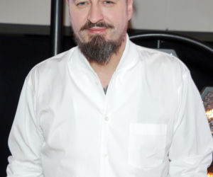 Tak na początku kariery wyglądał Piotr Kędzierski. Dziś trudno go rozpoznać na starych zdjęciach