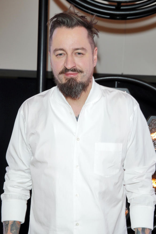 Tak na początku kariery wyglądał Piotr Kędzierski. Dziś trudno go rozpoznać na starych zdjęciach