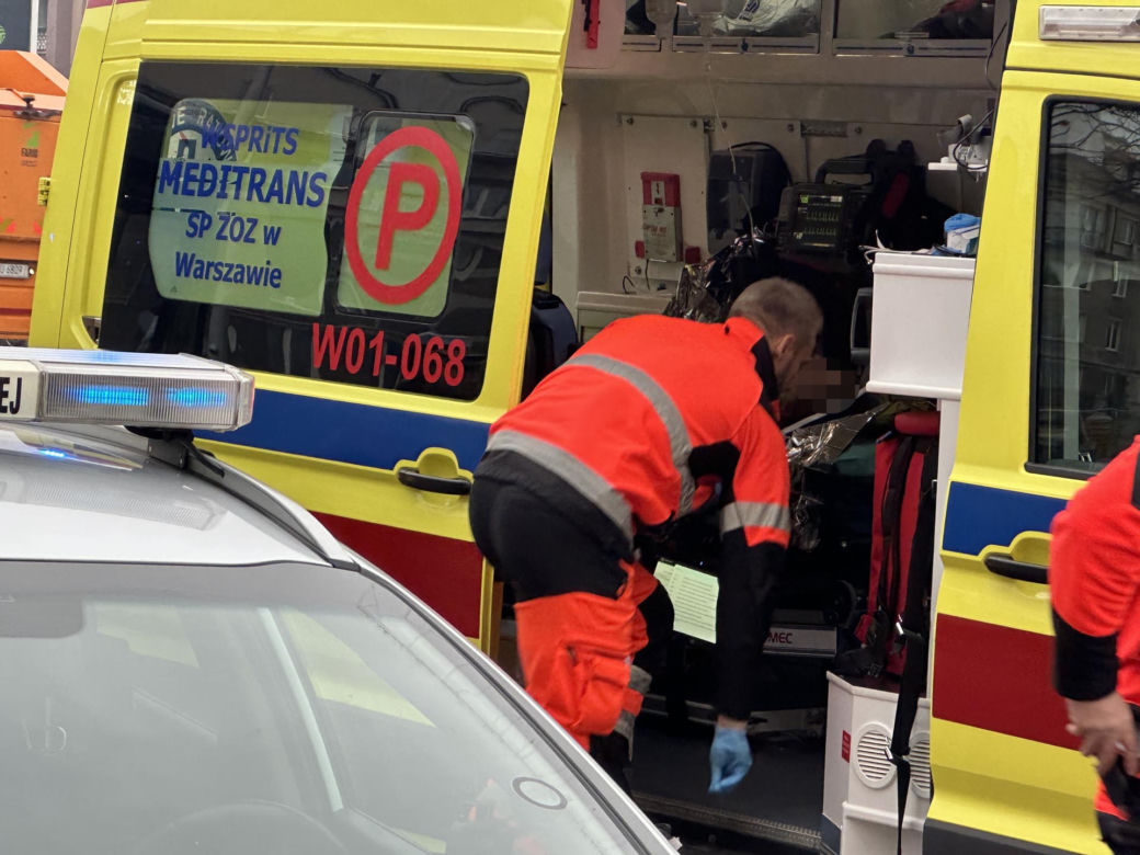 Plama krwi, torebka i rozbite okulary. Rozpacz kierowcy autobusu po koszmarnym wypadku na Mokotowie. Nowe informacje