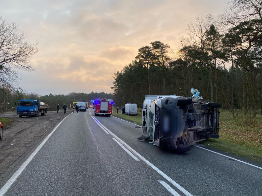 Karambol w Przyłubiu. Na "drodze śmierci" zderzyły się auta osobowe i bus. PRZERAŻAJĄCE zdjęcia