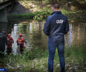 Policja wyłowiła z jeziora skradzione sejfy. Sprawcy przeoczyli kopertę z gotówką
