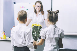Klasowa zrzutka na prezent dla nauczyciela. Czy każdy musi się dokładać?