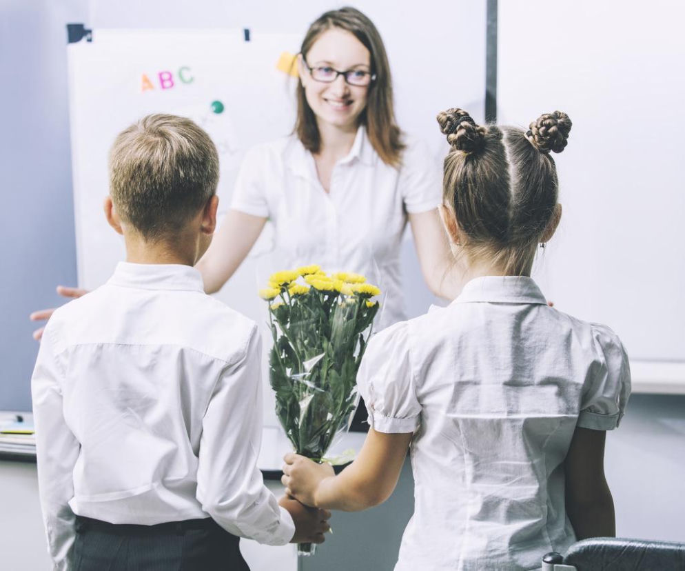 Klasowa zrzutka na prezent dla nauczyciela. Czy każdy musi się dokładać?