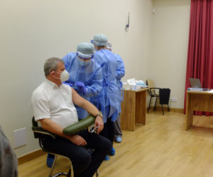 W Lublinie jako pierwsi zaszczepili się medycy na co dzień walczący z epidemią  