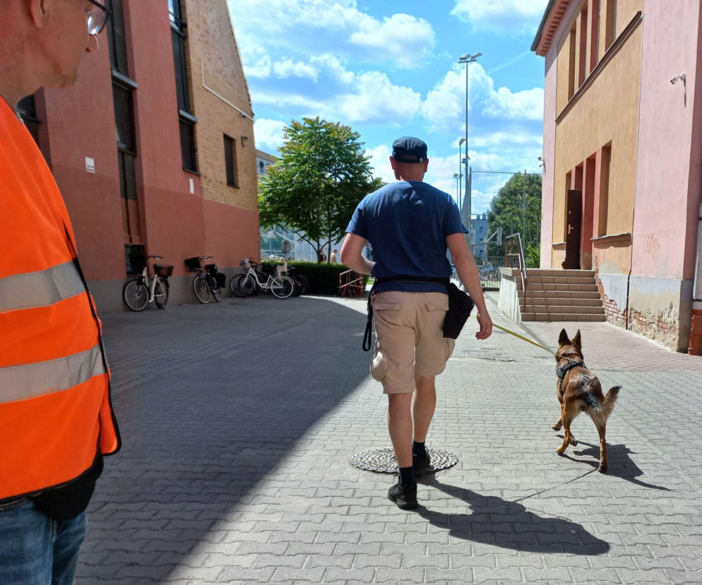 Ewakuacja szkół i pływalni w Lesznie. Akcja służb na Jana Pawła 