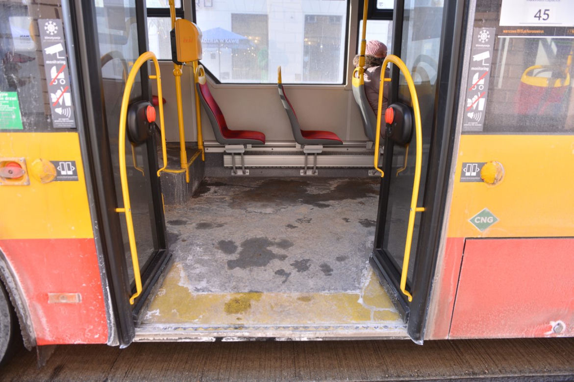 Wożą pasażerów brudasami