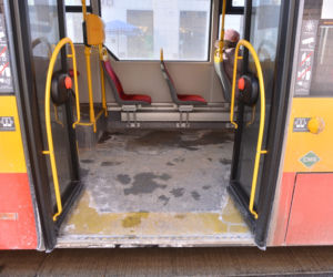 Wożą pasażerów brudasami