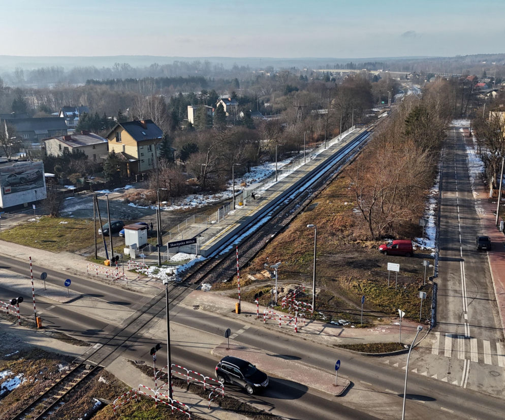 Widok z góry na stację Skarżysko Milica z peronem, torami i przejazdem kolejowym. O historii miasta kolejarzy przeczytasz na Eska Kielce.