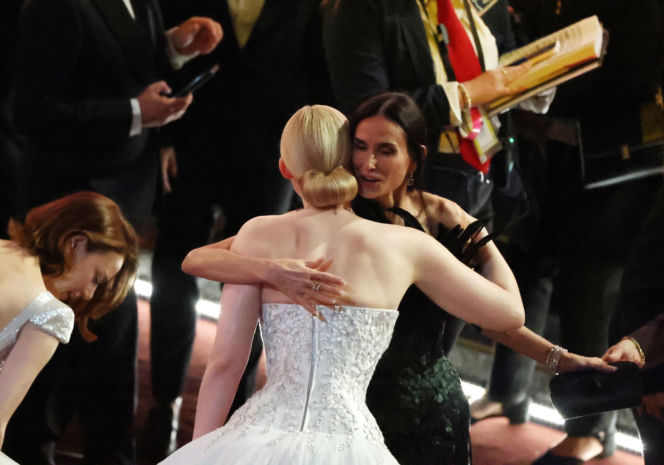 Demi Moore zachwyciła w kreacji na Oscarach. Nie wygląda na 63 lata