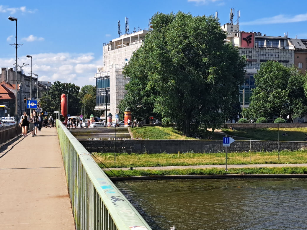 Znicze przy moście Dębnickim w Krakowie. Tutaj tragicznie zmarło w wypadku czterech młodych mężczyzn