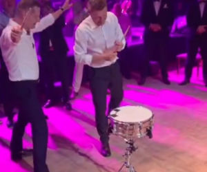 Bracia Mroczek popisali się na weselu Brzozowskiego nowym talentem! Takich scen nie ma w M jak miłość