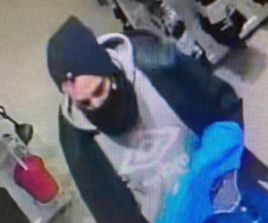 Zabrze: Ukradł bluzę ze sklepu i zaatakował ekspedientkę. Szuka go policja. Rozpoznajesz? [ZDJĘCIA]