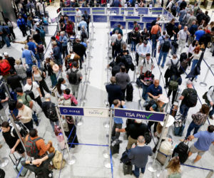 Wojna o imigrantów paraliżuje lotniska w USA. Nawet pięć godzin w kolejkach! ICE na ratunek